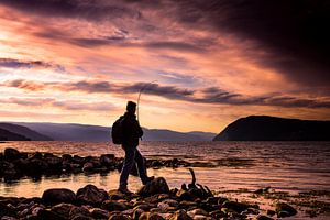 Vissen tijdens zonsondergang in het Sunndalsfjord, Noorwegen van Wouter Loeve