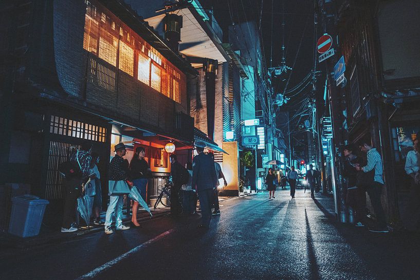 Kyoto, Gion district, in de avond van Tom Rijpert