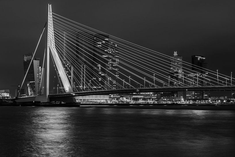 Erasmusbrug Rotterdam nacht - Zwart-Wit von Peter de Jong