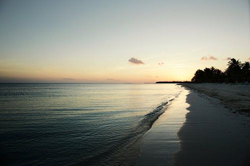 Zonsondergang op het mooie witte zandstrand van Cayo Levisa, Cuba