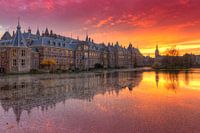 Het Binnenhof in Den Haag weerspiegeld in de Hofvijver na zonsondergang