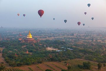 Luchtballonnen boven Bagan in Myanmar van Roland Brack