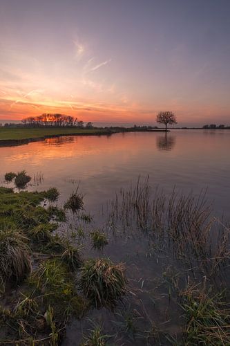 Zonsondergang bij rivier de Lek