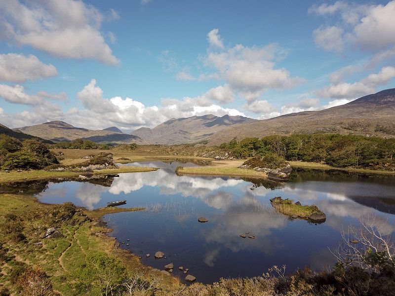 Lake met reflecties in Ierland van Robin Jongerden