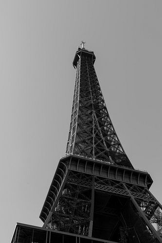 Eiffelturm in schwarz-weiß, niedrige Perspektive