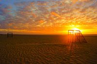 Voetbalveld bij op het strand bij zonsondergang