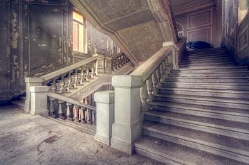 Grand escalier en béton. sur Roman Robroek - Photos de bâtiments abandonnés