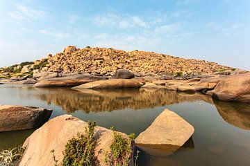 Heuvel van grote rotsen langs het Chakrairtha meer in Hampi, Karnataka, Zuid-India, Azië van WorldWidePhotoWeb