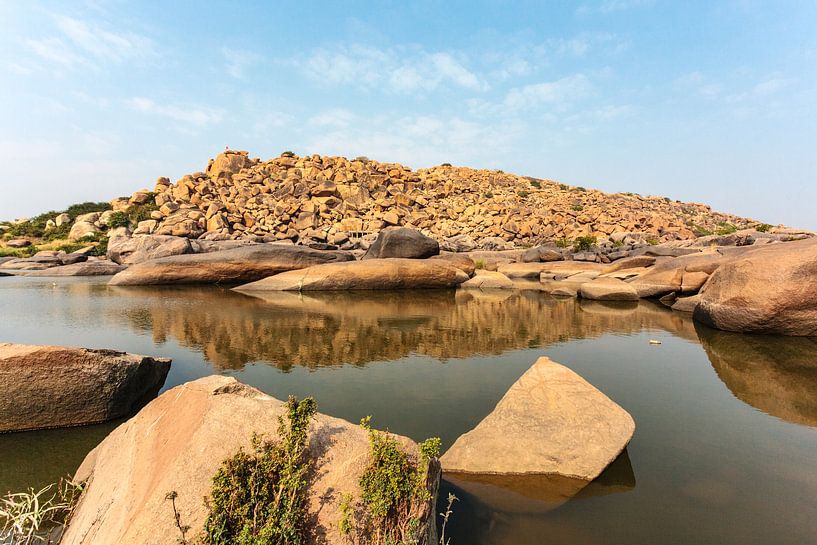 Hügel aus großen Felsen entlang des Chakrairtha-Sees in Hampi, Karnataka, Südindien, Asien von WorldWidePhotoWeb