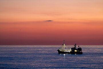 Vissersboot bij zonsondergang van Piet Hein Schuijff