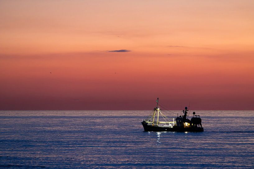Fischerboot bei Sonnenuntergang von Piet Hein Schuijff