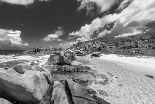 Strand aan zee in de Sychellen. Zwart-wit beeld.