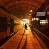 Un homme court pour prendre un train à la gare de La Haye Hollands Spoor. sur Rob Kints