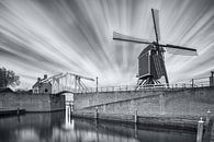 Mühle und Brücke in schwarz-weiß von Mark Bolijn Miniaturansicht