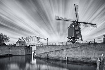 Molen en brug in zwart-wit