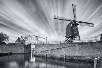 Moulin et pont en noir et blanc