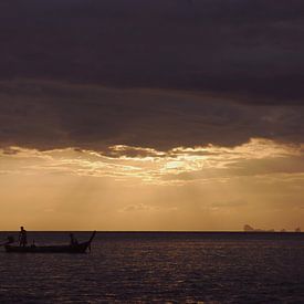 Zonsondergang met vissersboot van MM Imageworks