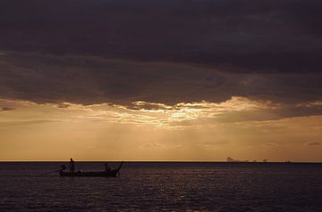 Coucher de soleil avec un bateau de pêche sur MM Imageworks