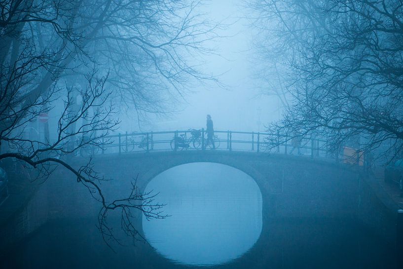 Reguliersgracht in de mist, Amsterdam van Erik Mus
