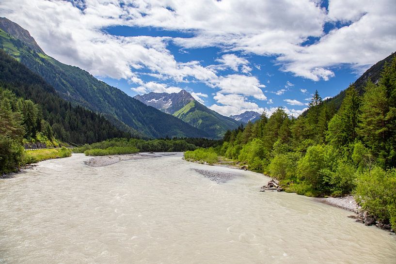 De rivier Lech tussen de Alpen in Tirol, Oostenrijk van Gerwin Schadl