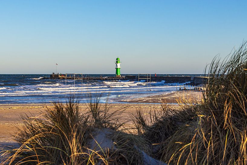 Golven en piertoren aan de kust van de Oostzee in Warnemünde van Rico Ködder