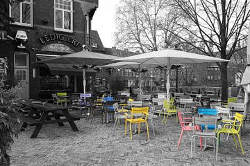Utrecht, Ledig Erf mit farbigen Luxemburger Stühlen von Erik de Geus