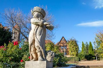 Quedlinburg - Sculpture d'un enfant avec des vêtements d'hiver dans le jardin du château sur t.ART