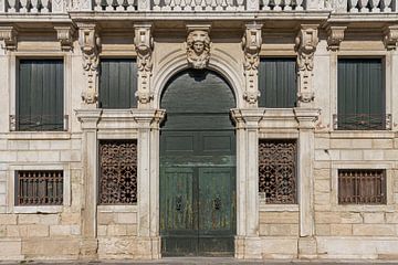 Alte Fassade mit Ornamenten Venedig von Sander Groenendijk