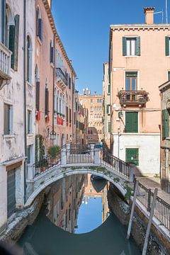 Venedig - Reizvolle Spiegelung unter der Ponte dei Frati von t.ART