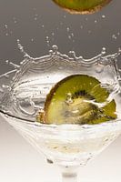 Kiwi-Scheiben fallen in Drink 3
