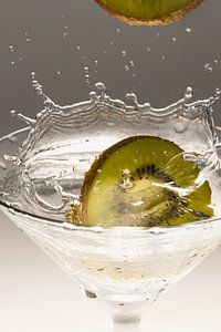 Kiwi-Scheiben fallen in Drink 3