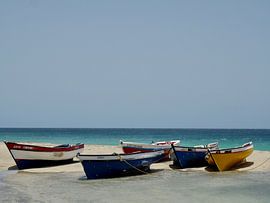 Vissers boten op het strand by Rien Koorevaar