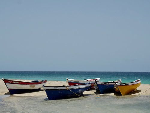 Vissers boten op het strand