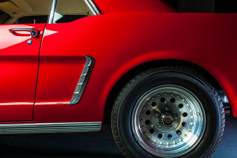détail d'une Ford Mustang rouge de 1964 par Ruurd Dankloff