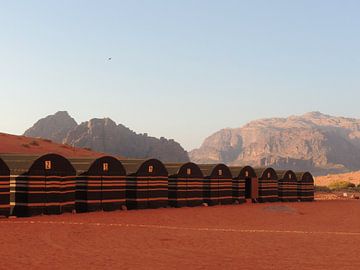 Tentenkamp in Wadi Rum, Jordanië van Nadine Geerinck