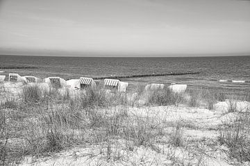 Strandstoel op het strand van de Baltische Zee in zwart-wit. Kustvakantie aan zee van Martin Köbsch