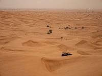 Jeep et voiture accidentées dans le désert de Dubaï