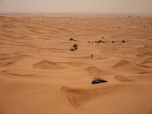 Jeep und Autowrack in der Wüste von Dubai