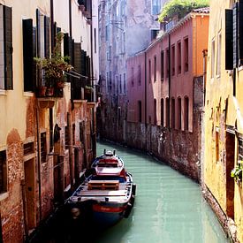 Een boot liggend in Venetië van Jacco Richters