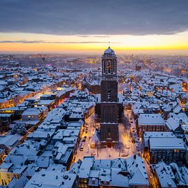 Le Peperbus à Zwolle dans la neige au lever du soleil sur Bas van der Gronde