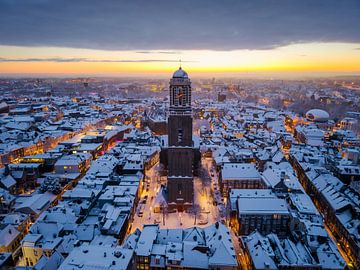 Der Peperbus in Zwolle im Schnee bei Sonnenaufgang