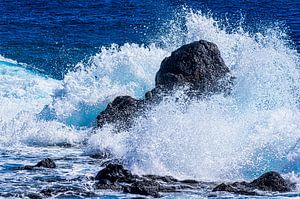 Le rocher dans le surf sur Max Steinwald