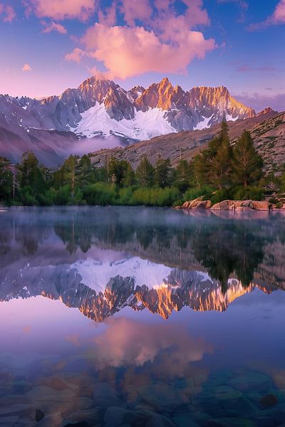 Strahlende Gipfel bei Dämmerung von fernlichtsicht