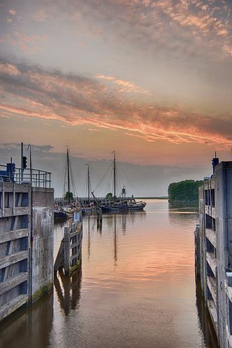 Camp de sel du port au coucher du soleil