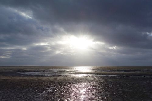 Een lichtstraal boven de Waddenzee