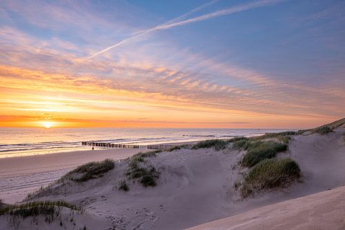 De Kerf in den Schoorl-Dünen mit orange-blauem Himmel