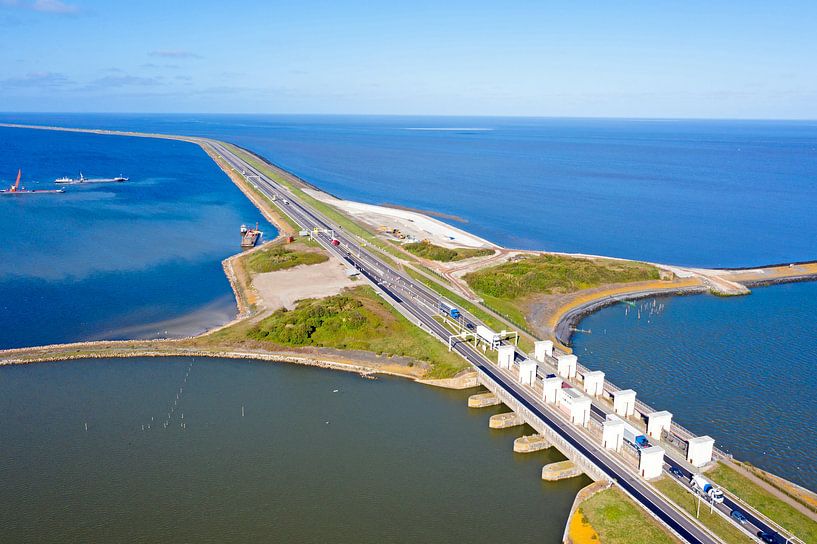 Luchtfoto van de sluizen bij Kornwerderzand aan het IJsselmeer van Eye on You