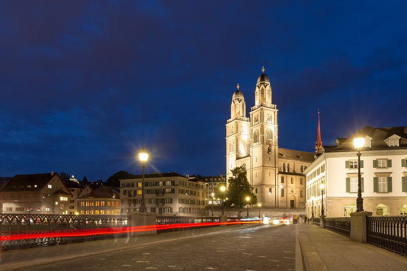 Brug over de Limmat Zürich in het blauwe uur von Dennis van de Water