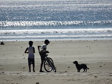 Kinderen op het strand  by diana stubbe