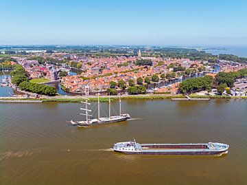 Luchtfoto van het historische stadje Enkhuizen aan het IJsselmeer in Nederland van Eye on You